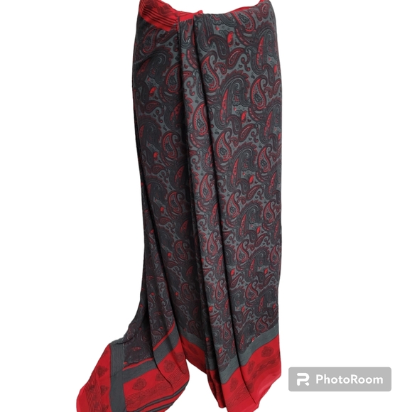 Gray/grey, red, black polyester saree/sari with paisley print - Picture 4 of 17